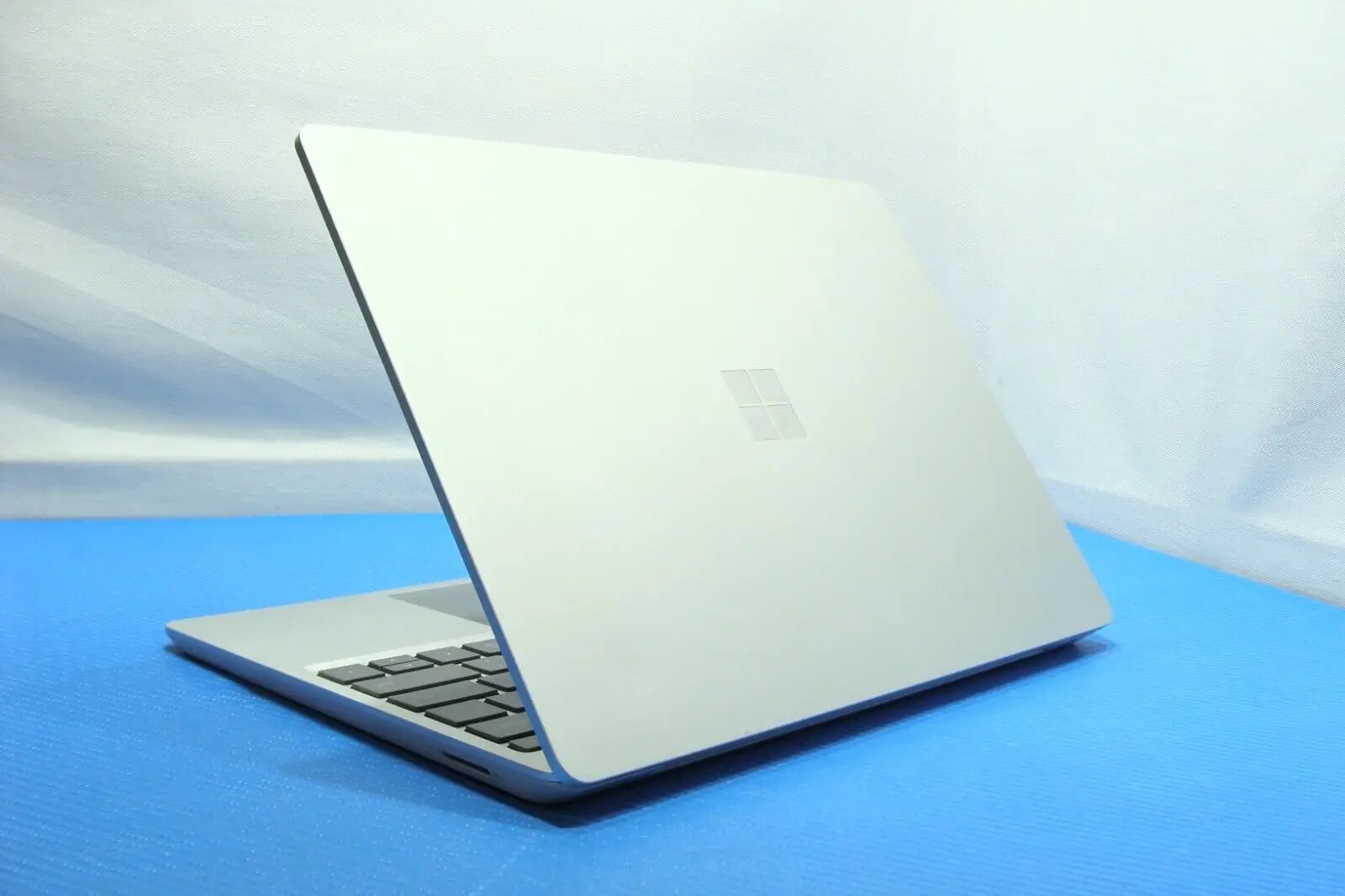 Microsoft Surface Laptop Go 1943 12.4