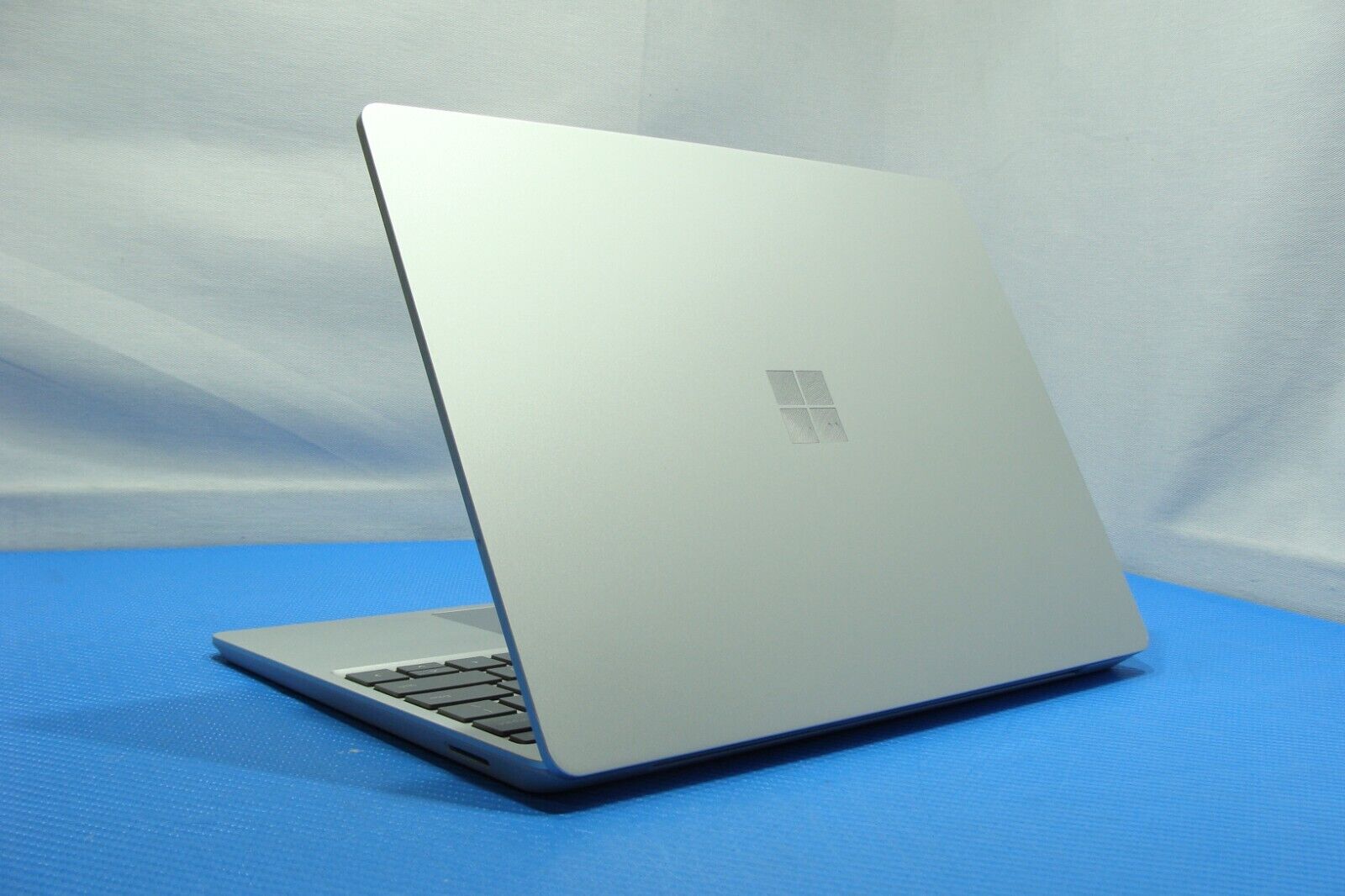 Microsoft Surface Laptop Go 1943 12.4