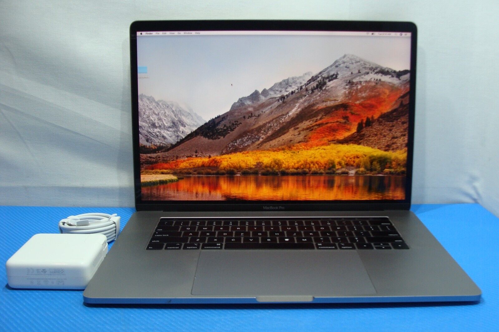 Apple MacBook Pro A1990 15