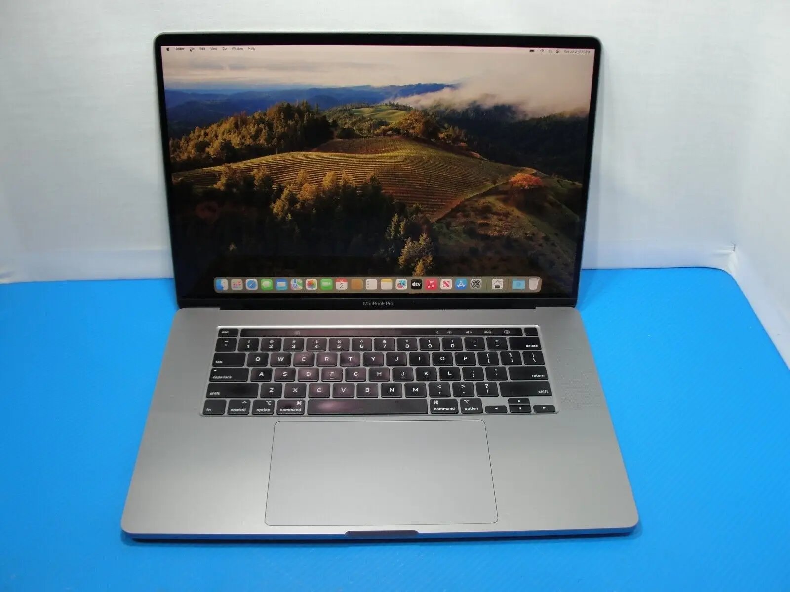 2019 Apple MacBook Pro 16 A2141 Core i7-9 Pro 5500M Powerful  32GB RAM 1TB SSD