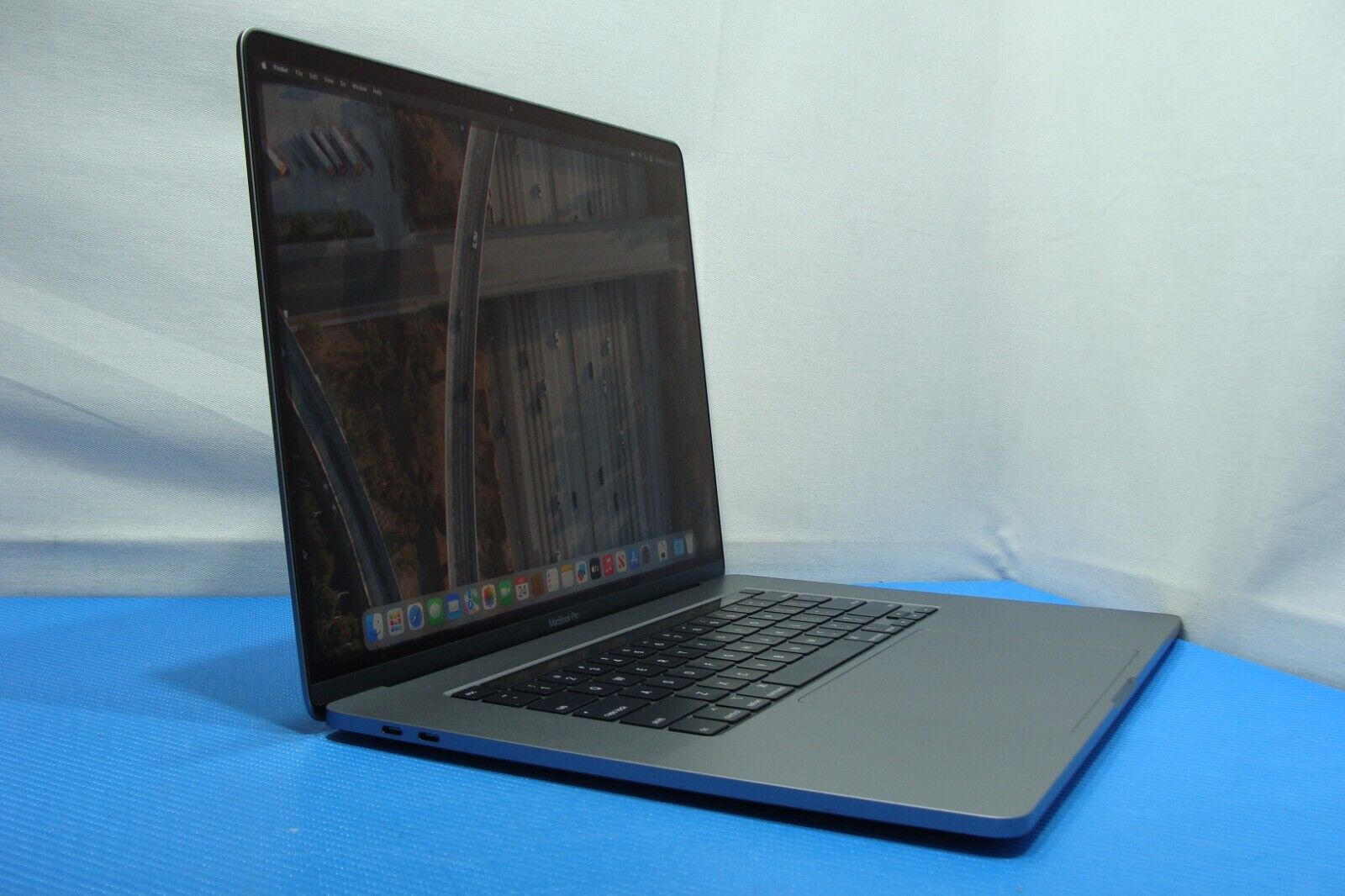 Apple MacBook Pro A2141 i7-9750H 16GB 512GB PRO5300M MVVL2LL/A Perfect Condition