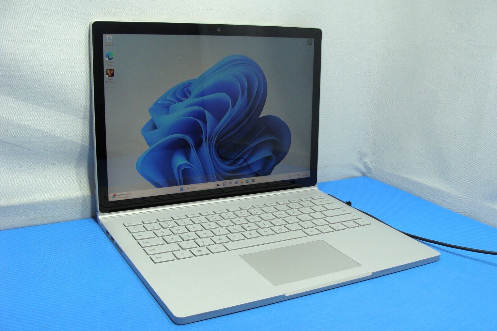 Microsoft Surface Book 2 1832 13.5