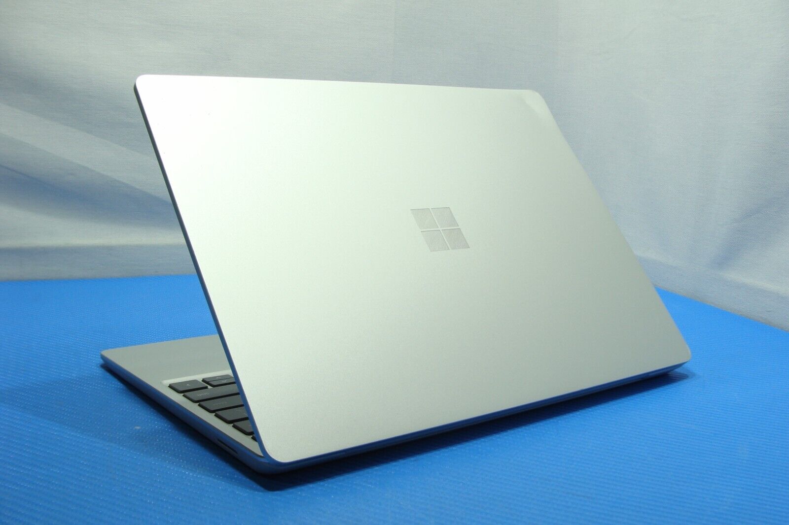 Microsoft Surface Laptop Go 1943 12.4