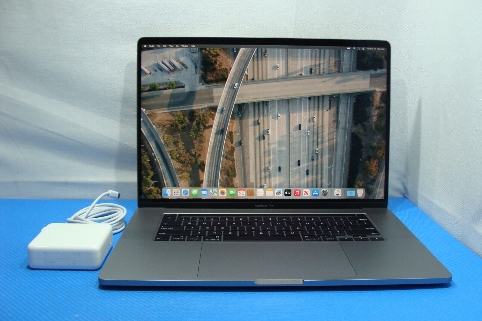 Apple MacBook Pro A2141 i7-9750H 16GB 512GB PRO5300M MVVL2LL/A Perfect Condition