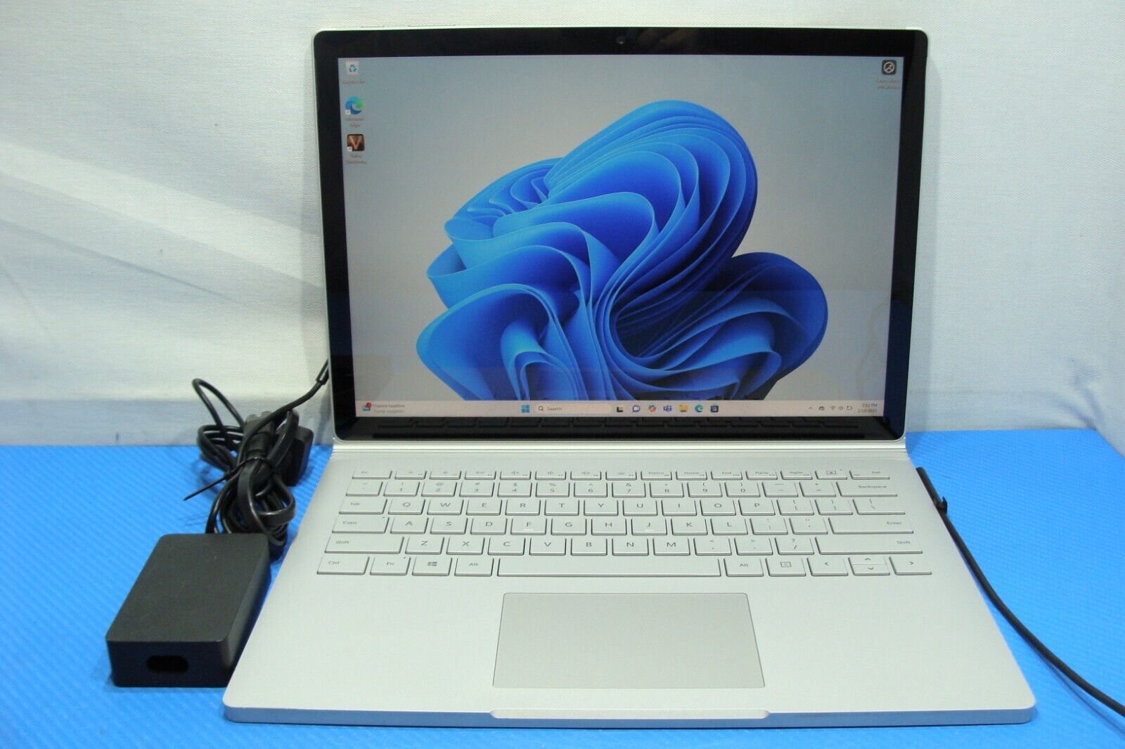 Microsoft Surface Book 2 1832 13.5