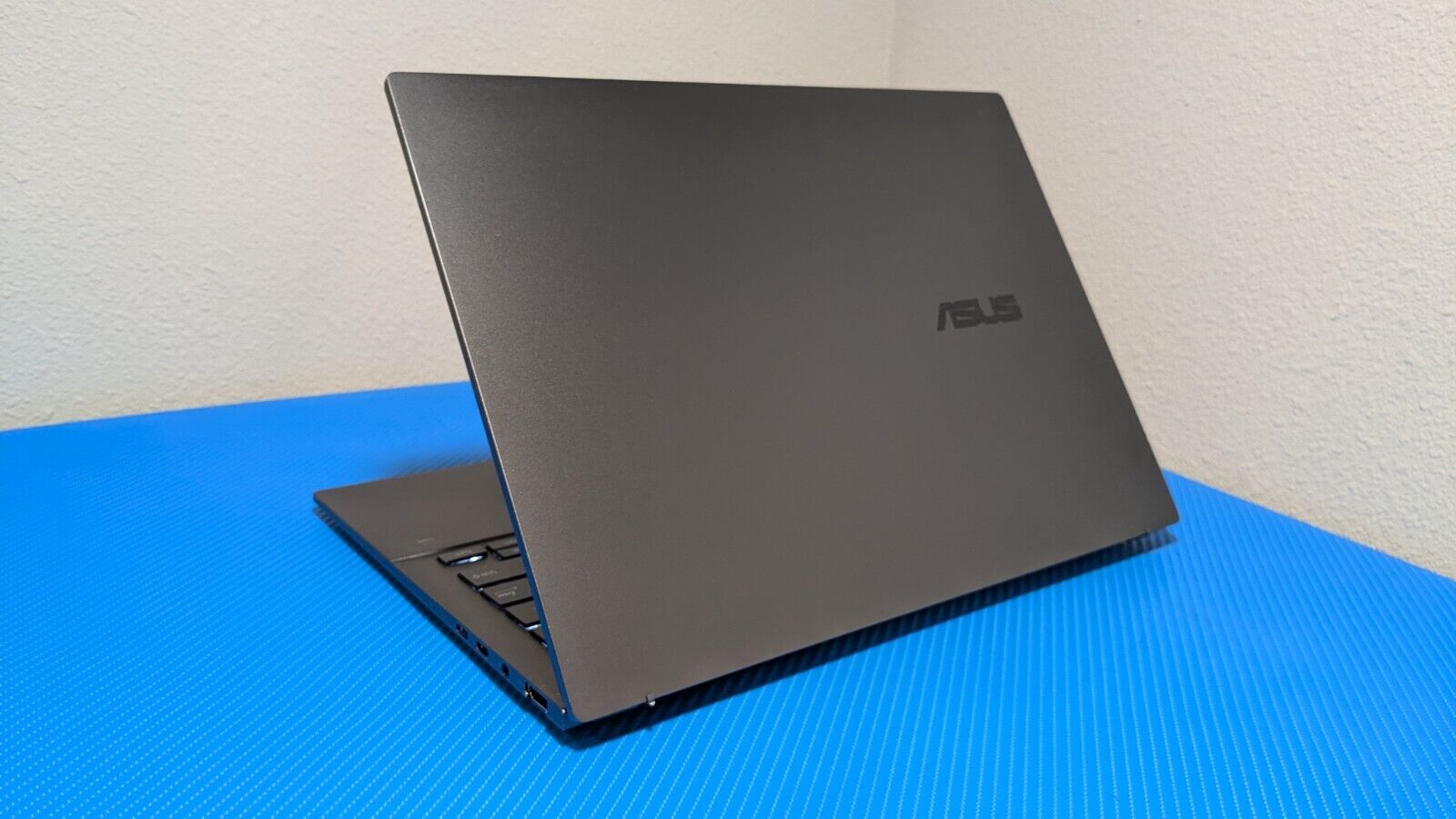 ASUS ZenBook Q425 14