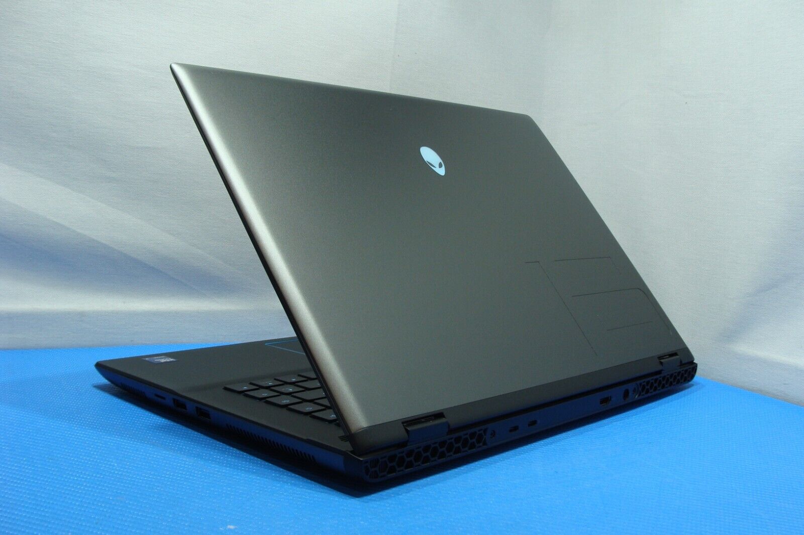 Alienware m16 R2 16