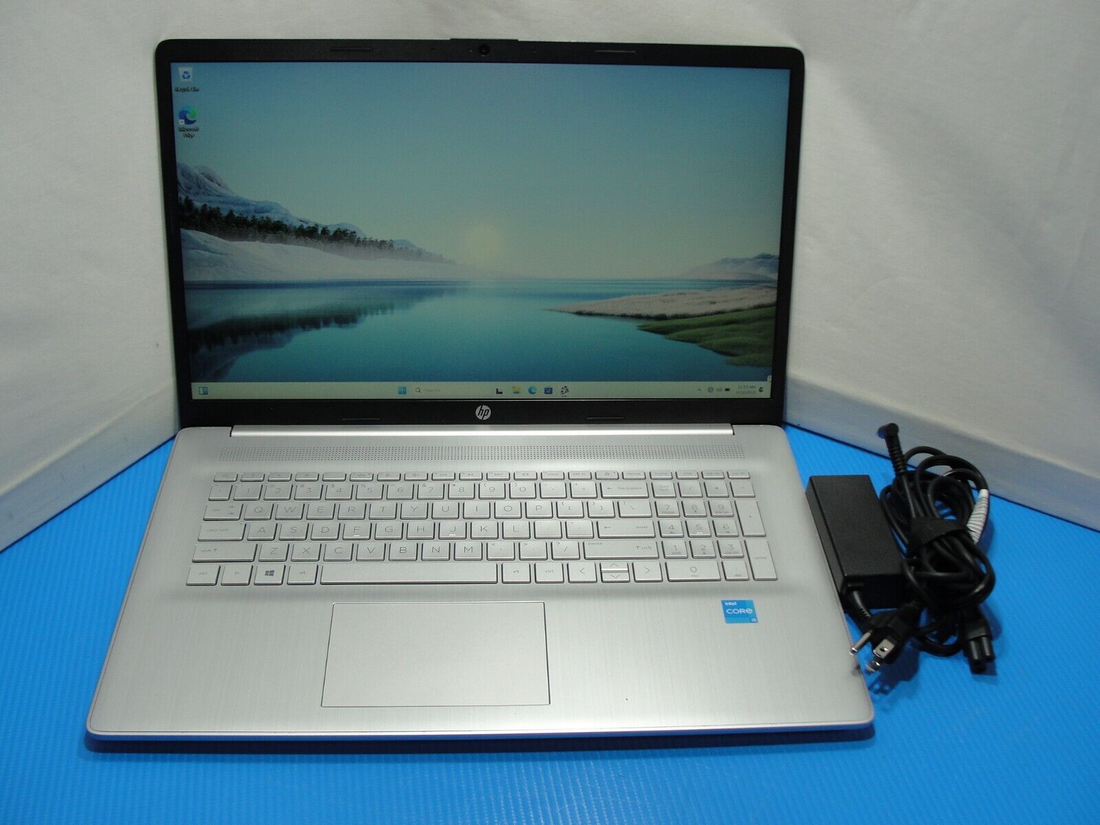 HP 17-CN0013DX 17.3” HD+ Core i3-1115G4 3GHz 8GB 1TB SSD + Charger