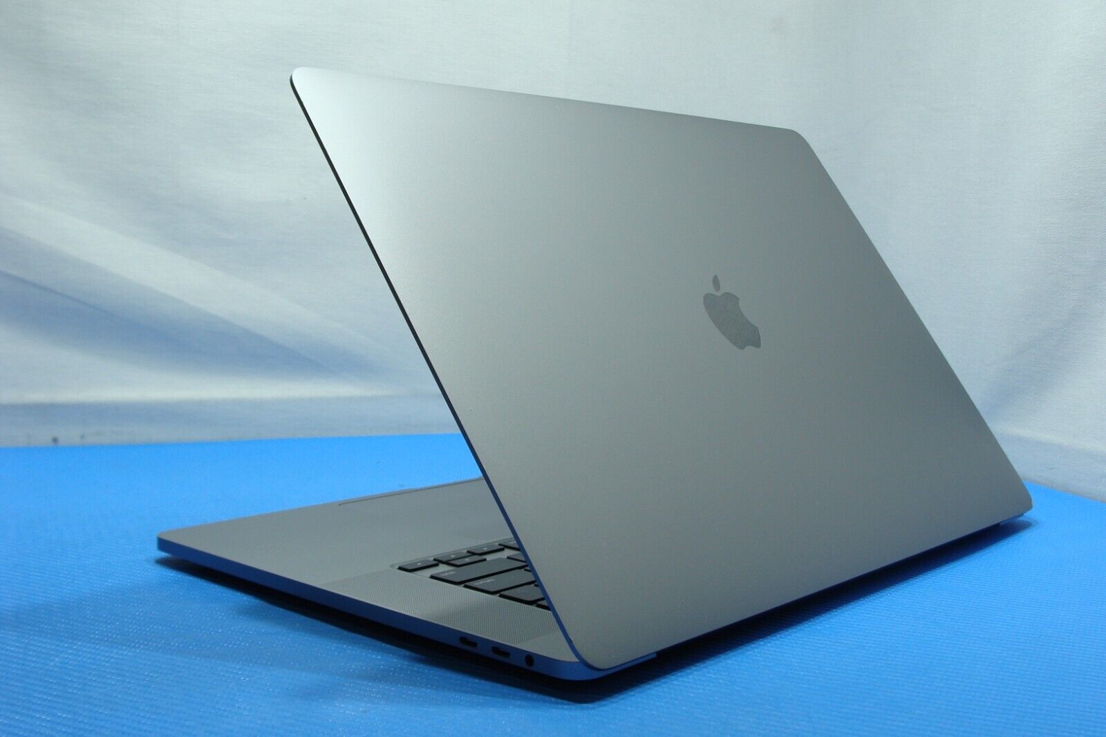 Apple MacBook Pro A2141 (2019) i9-9980HK 2.4GHz 32GB 2TB SSD Pro 5500M 124cycles