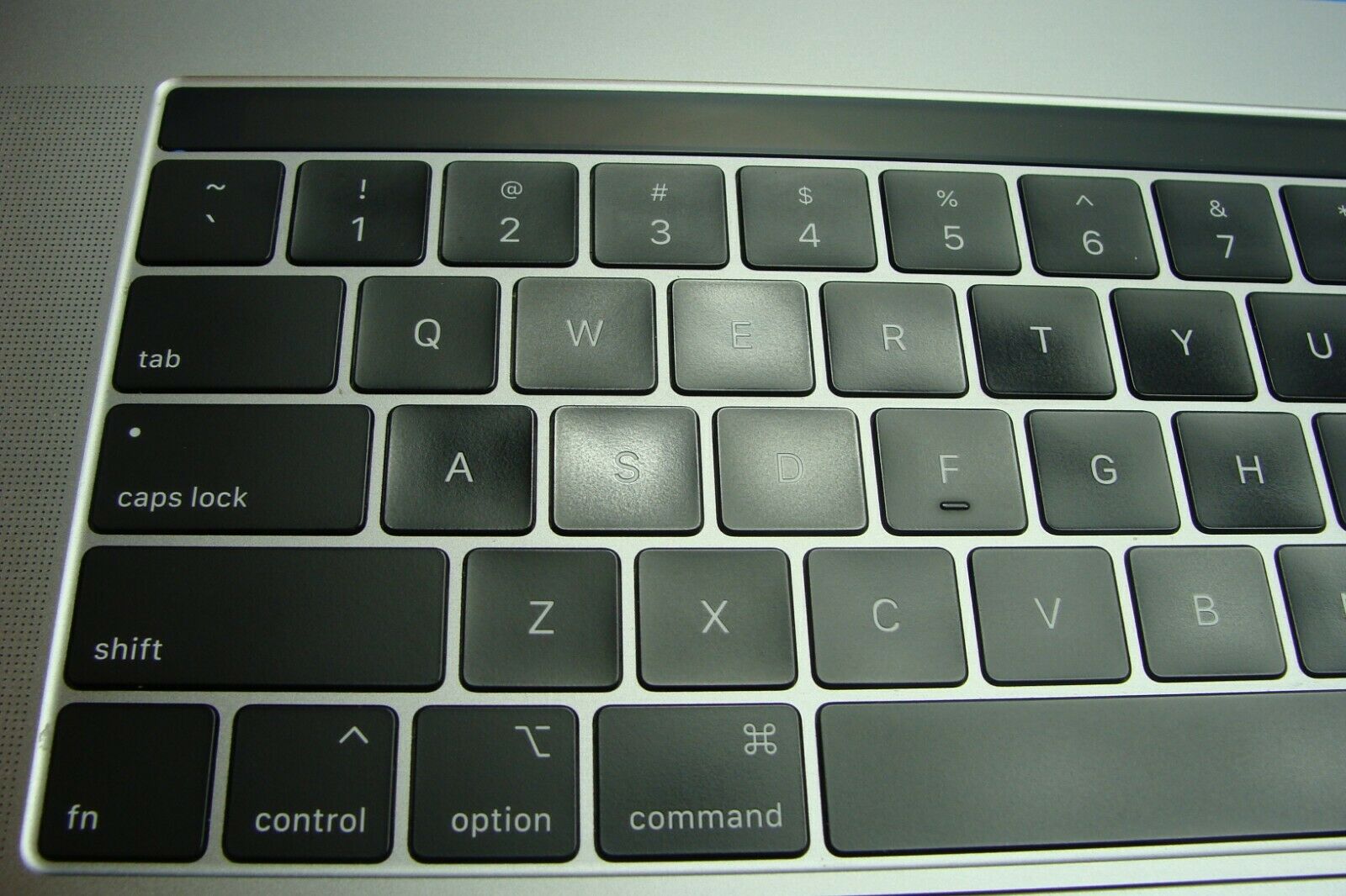 MacBook Pro A1990 15