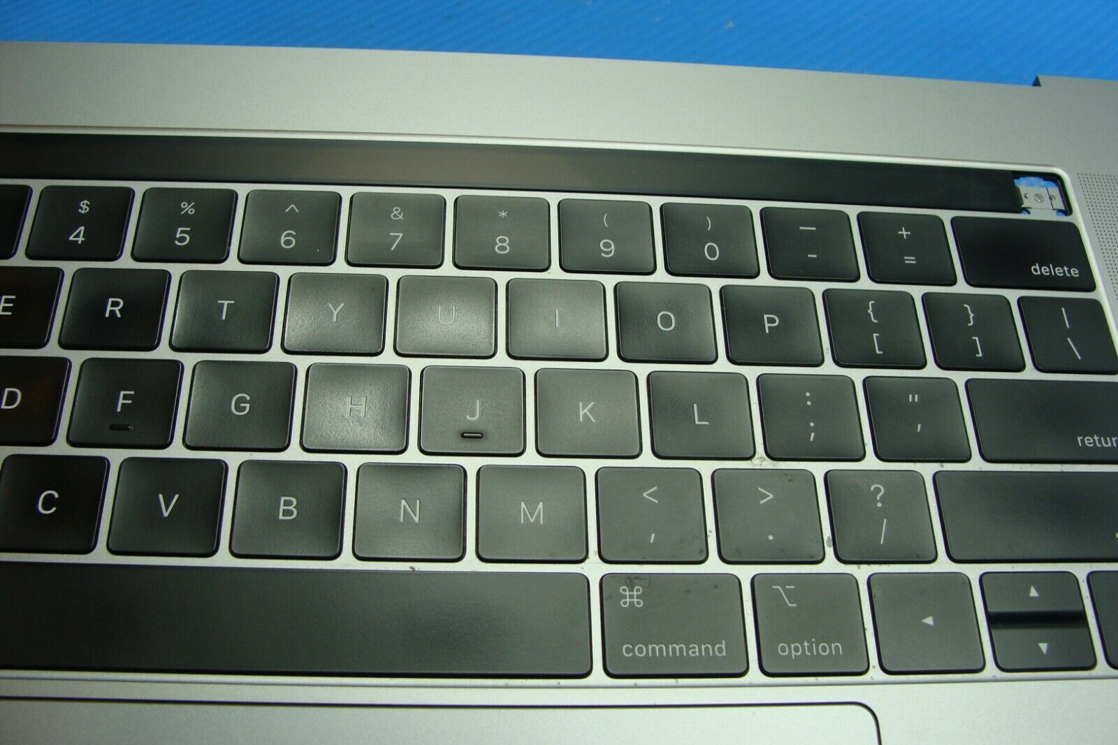 MacBook Pro A1990 15