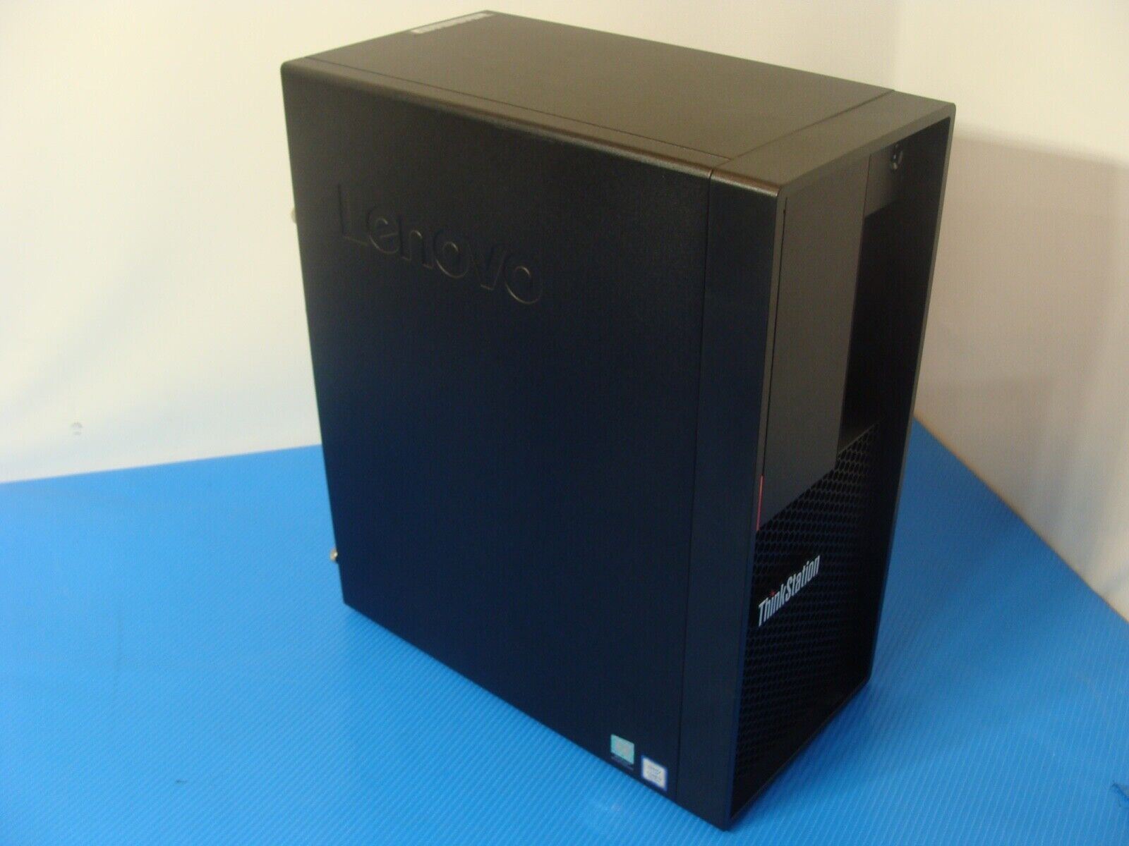 Powerful LENOVO THINKSTATION P330 Midtower CORE i7-8700K 3.7G 256GB SSD 32GB RAM