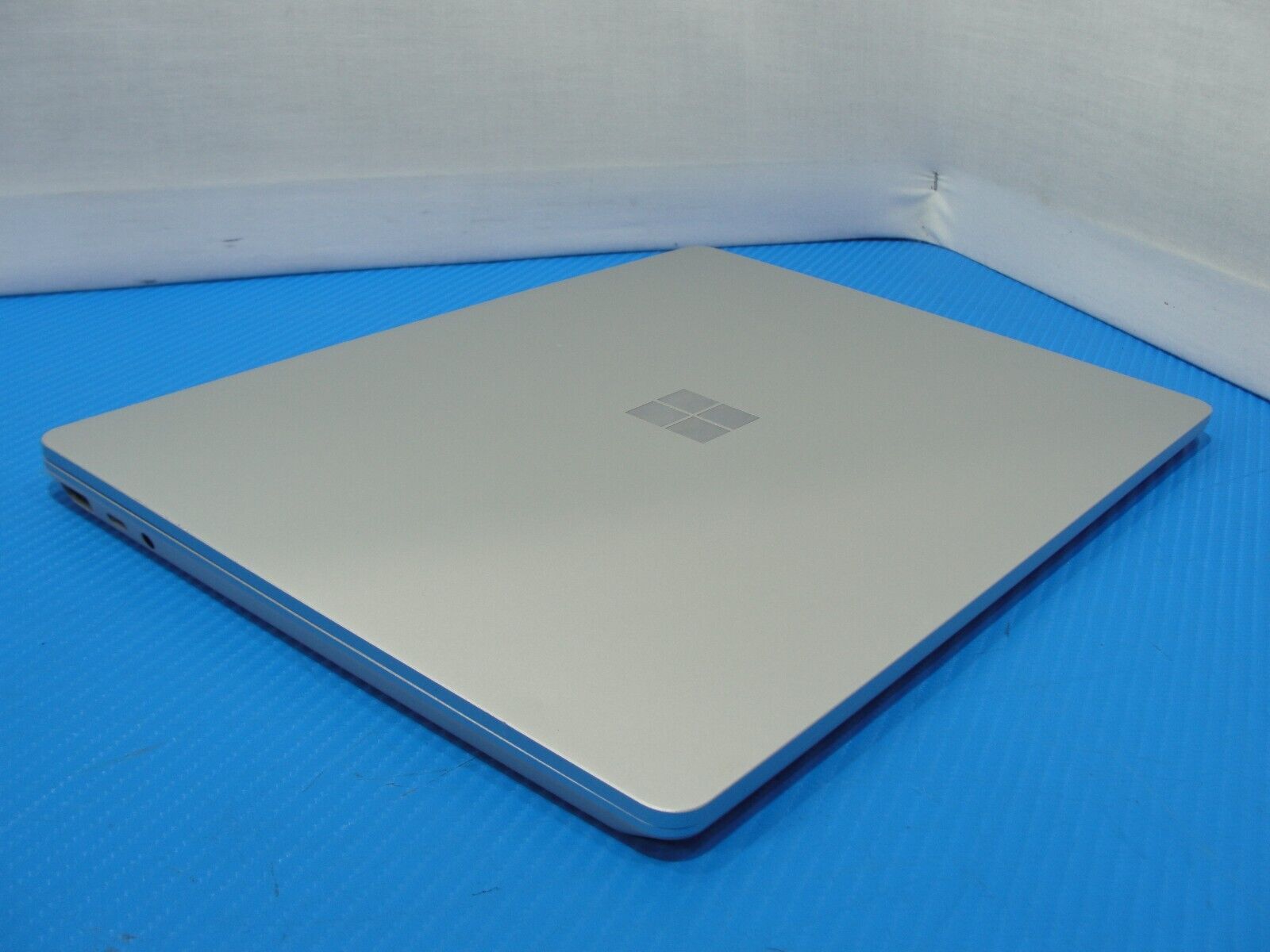 Microsoft Surface Laptop Go 1943 12.4