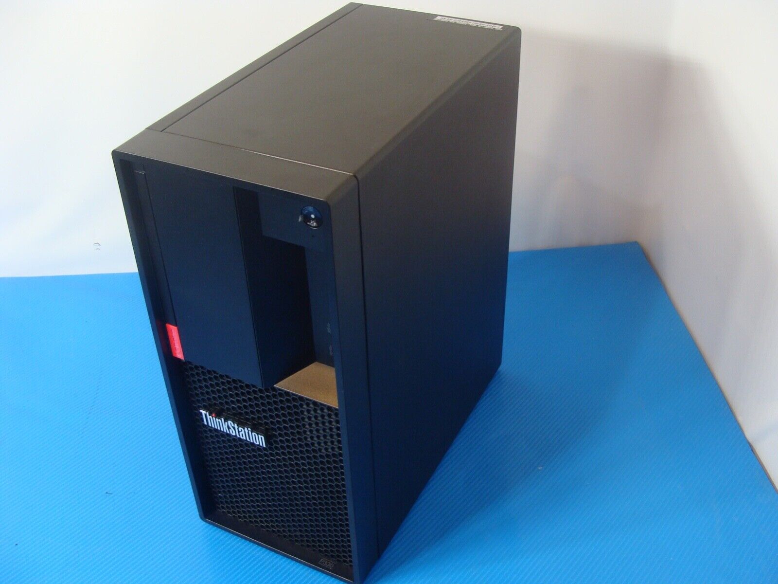 Powerful LENOVO THINKSTATION P330 Midtower CORE i7-8700K 3.7G 256GB SSD 32GB RAM