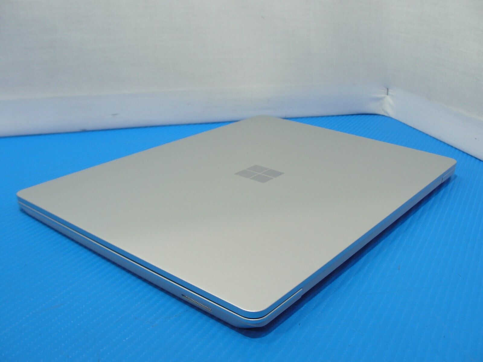 Microsoft Surface Laptop Go 1943 12.4