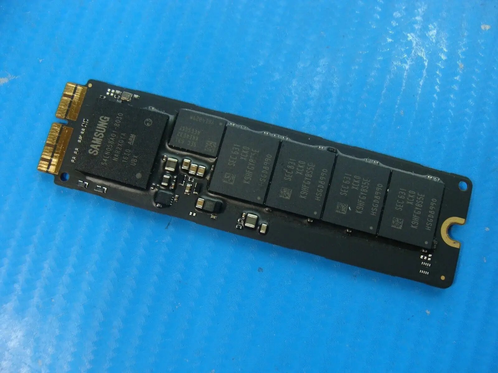 MacBook Air A1466 MJVE2LL/A Samsung 256GB SSD MZ-JPV256S/0A2 655-1959A